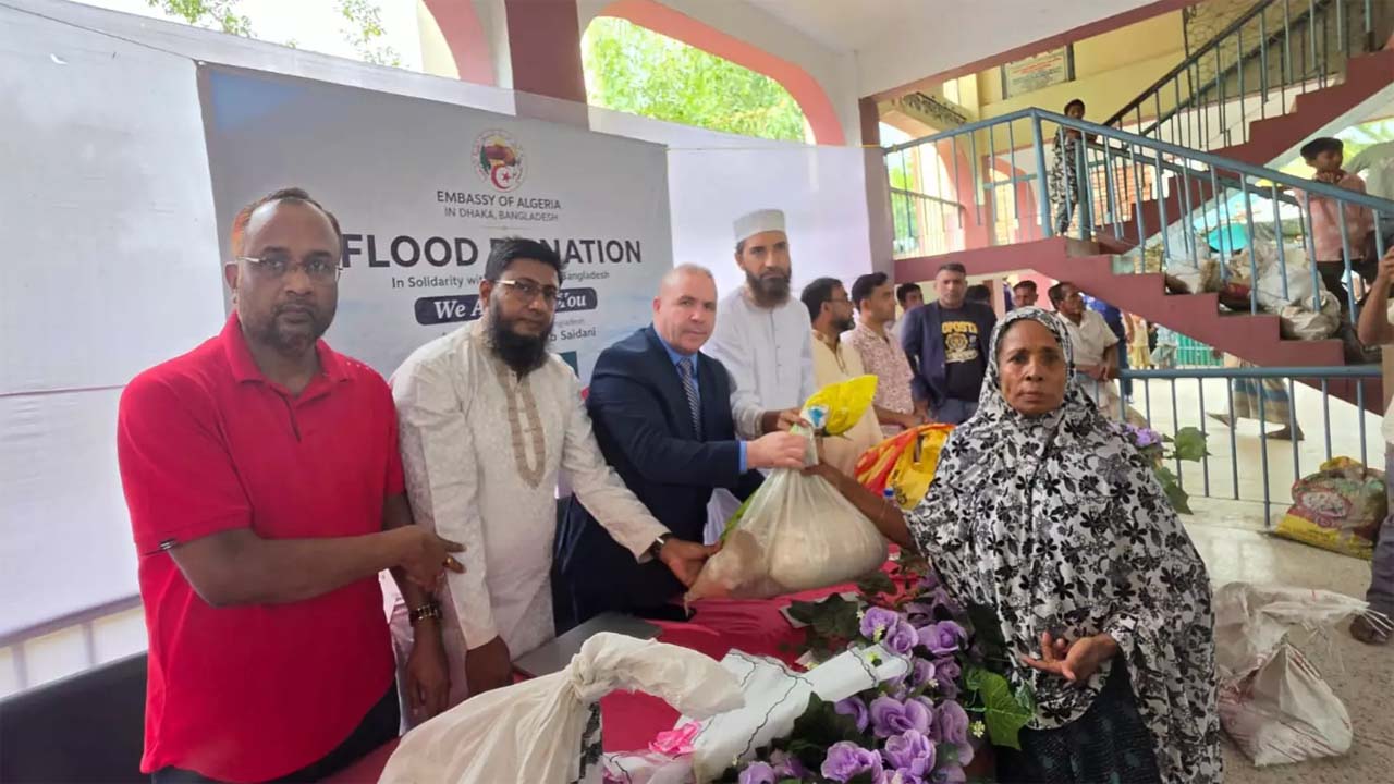 বন্যাদুর্গতদের মাঝে ত্রাণ বিতরণ করেছেন আলজেরিয়ার রাষ্ট্রদূত