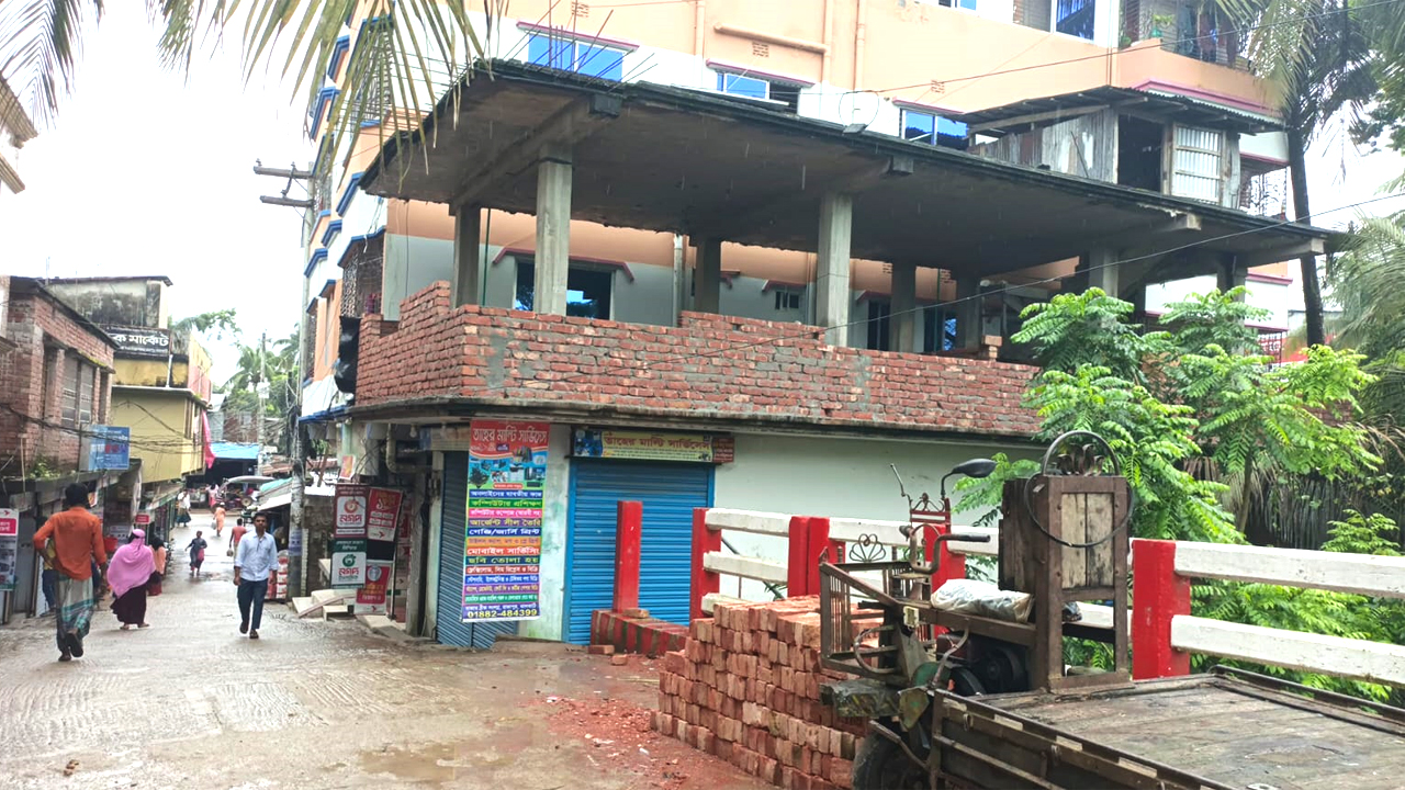নির্মাণাধীন ভবনটি সম্প্রসারণ করে সরকারি খালের জায়গা দখলের অভিযোগ ওঠেছে