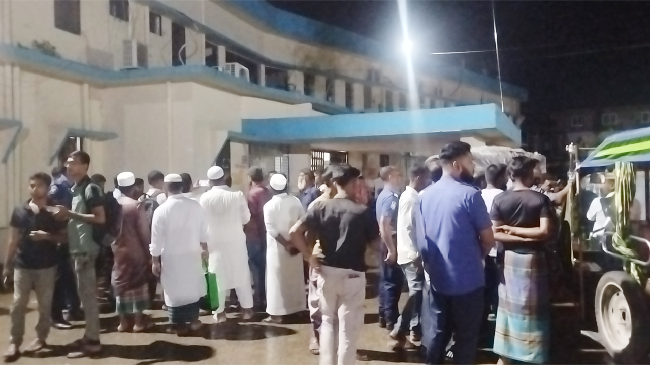শিশু ধর্ষণ ও হত্যার খবরে নড়াইল সদর হাসপাতালে স্থানীয়দের ভিড়