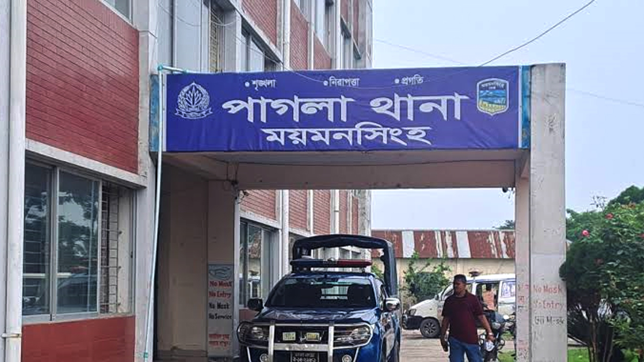 পাগলা থানার পুলিশ নিহত যুবকের লাশ উদ্ধার করে