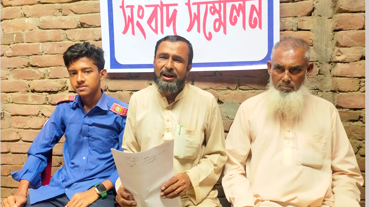 সংবাদ সম্মেলনে কথা বলছে ভুক্তভোগী তোফাজ্জল হোসেন ছেনু