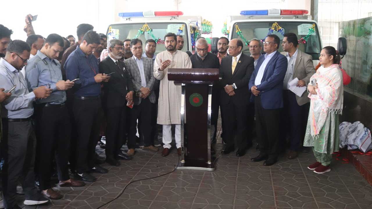 প্রবাসী কল্যাণ ভবন প্রাঙ্গণে প্রতিমন্ত্রী নুরুল হক নুর নতুন দুটি অ্যাম্বুলেন্স উদ্বোধন করেন
