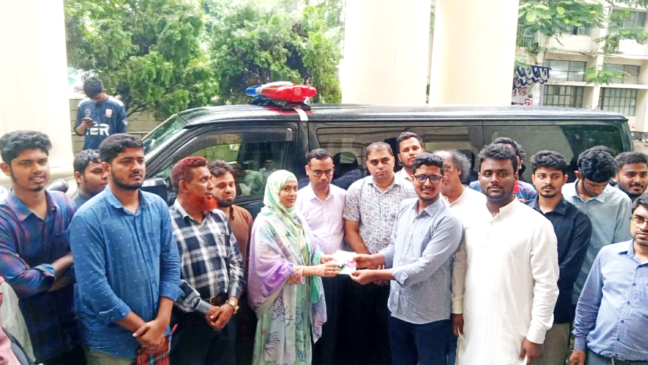 জবি কর্তৃপক্ষের কাছে অ্যাম্বুলেন্স হস্তান্তর করছেন জকসু ভিপি রিয়াজুল ইসলাম
