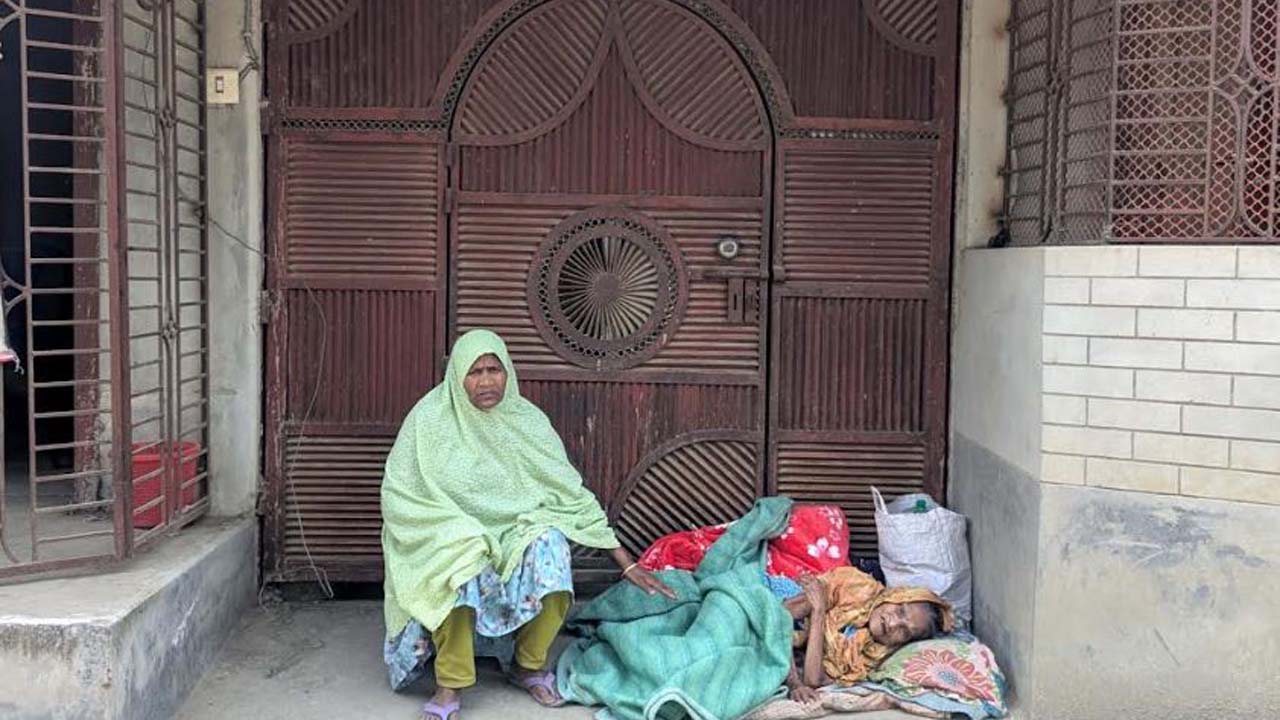 মা আমেনা বেগমের পাশে বসে আছেন মেয়ে মনোয়ারা বেগম