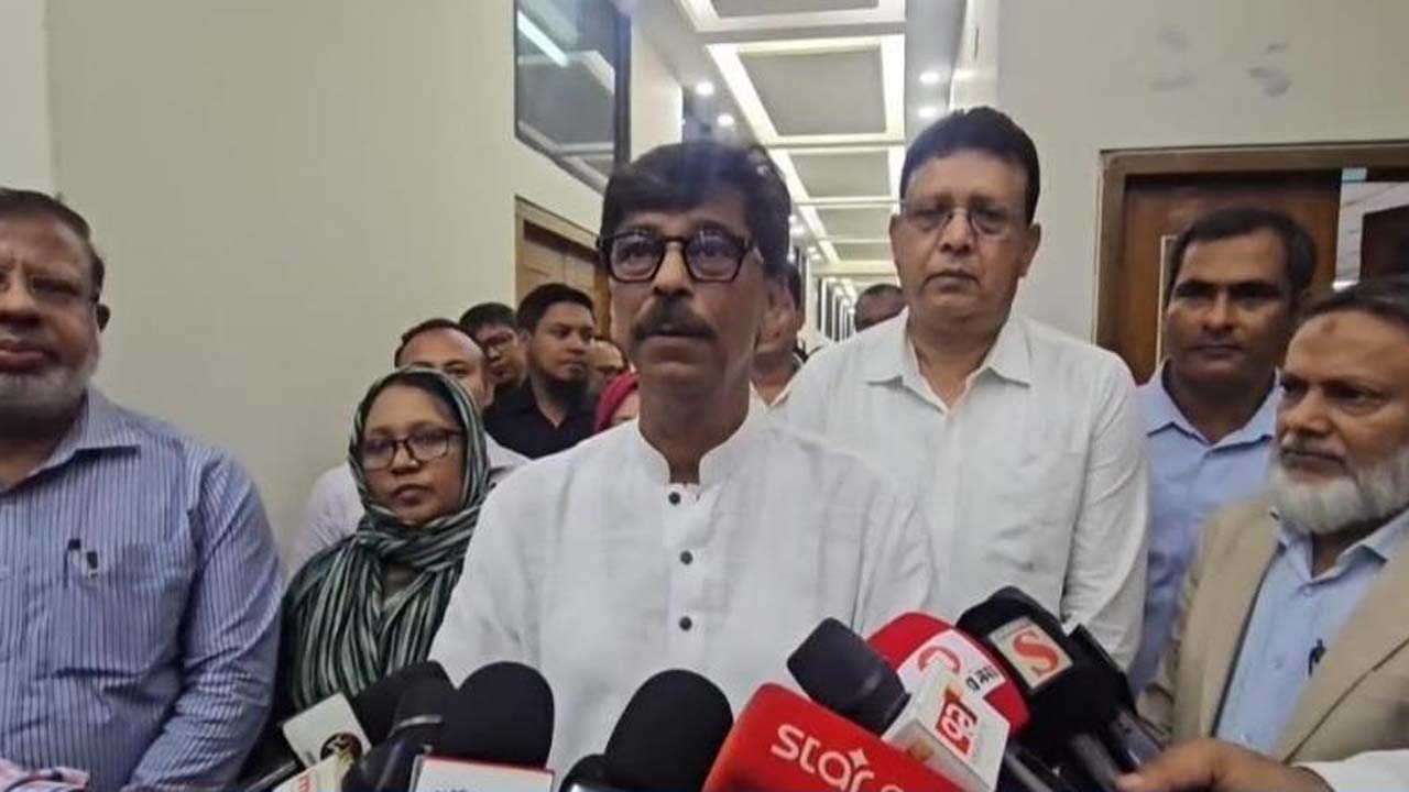 বাংলাদেশ প্রাণিসম্পদ গবেষণা ইনস্টিটিউটের ছাগল গবেষণাগার পরিদর্শনকালে প্রাণিসম্পদ মন্ত্রী মোহাম্মদ আমিন উর রশিদ
