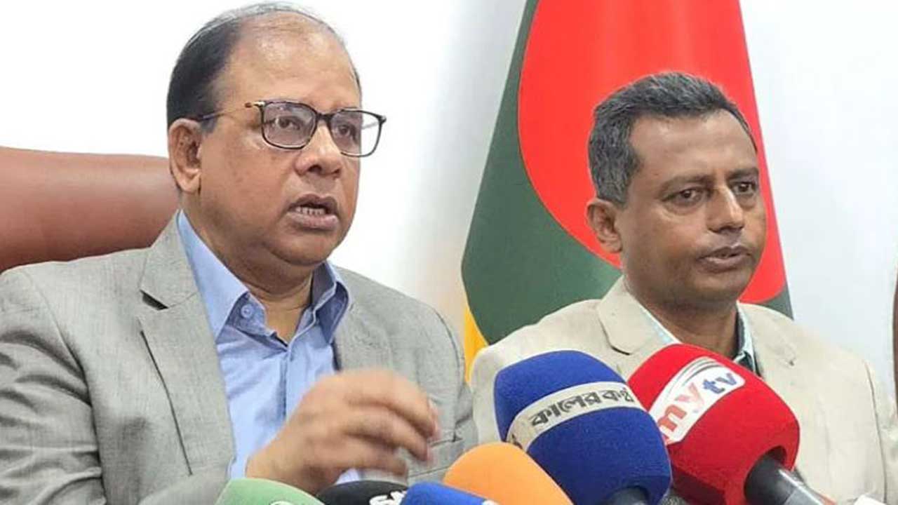 সংবাদ সম্মেলনে বক্তব্য রাখছেন আন্তর্জাতিক অপরাধ ট্রাইব্যুনালের চিফ প্রসিকিউটর মো: আমিনুল ইসলাম