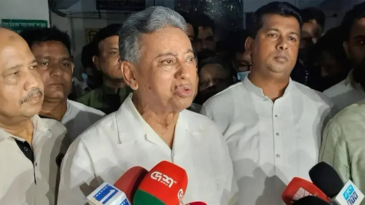 সীতাকুণ্ড দুর্ঘটনায় হতাহতদের খোঁজ নিতে গিয়ে চমেক হাসপাতালে সাংবাদিকদের সাথে কথা বলেন আমির খসরু মাহমুদ চৌধুরী