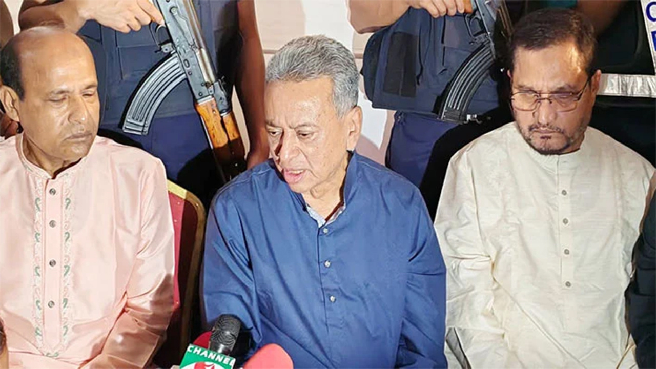 ঈদ শুভেচ্ছা বিনিময় শেষে সাংবাদিকদের সাথে কথা বলেন অর্থ ও পরিকল্পনামন্ত্রী আমির খসরু মাহমুদ চৌধুরী