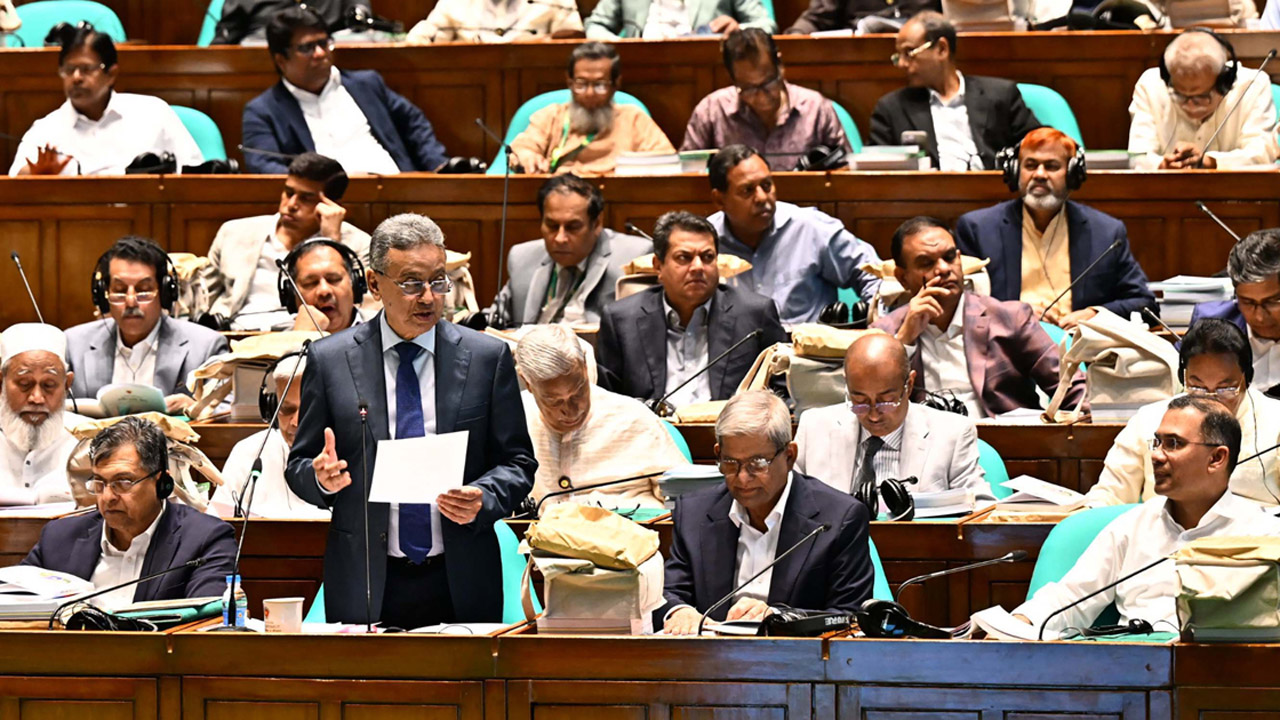 জাতীয় সংসদে ২০২৬-২৭ অর্থবছরের বাজেট উপস্থাপন করছেন অর্থমন্ত্রী আমির খসরু মাহমুদ চৌধুরী