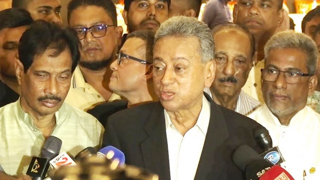 গণমাধ্যমের সাথে কথা বলছেন আমীর খসরু মাহমুদ চৌধুরী