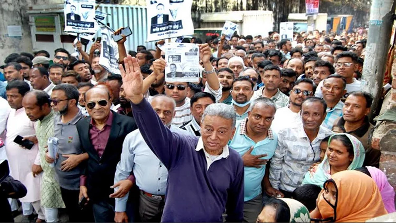 জনসংযোগকালে আমীর খসরু মাহমুদ চৌধুরী