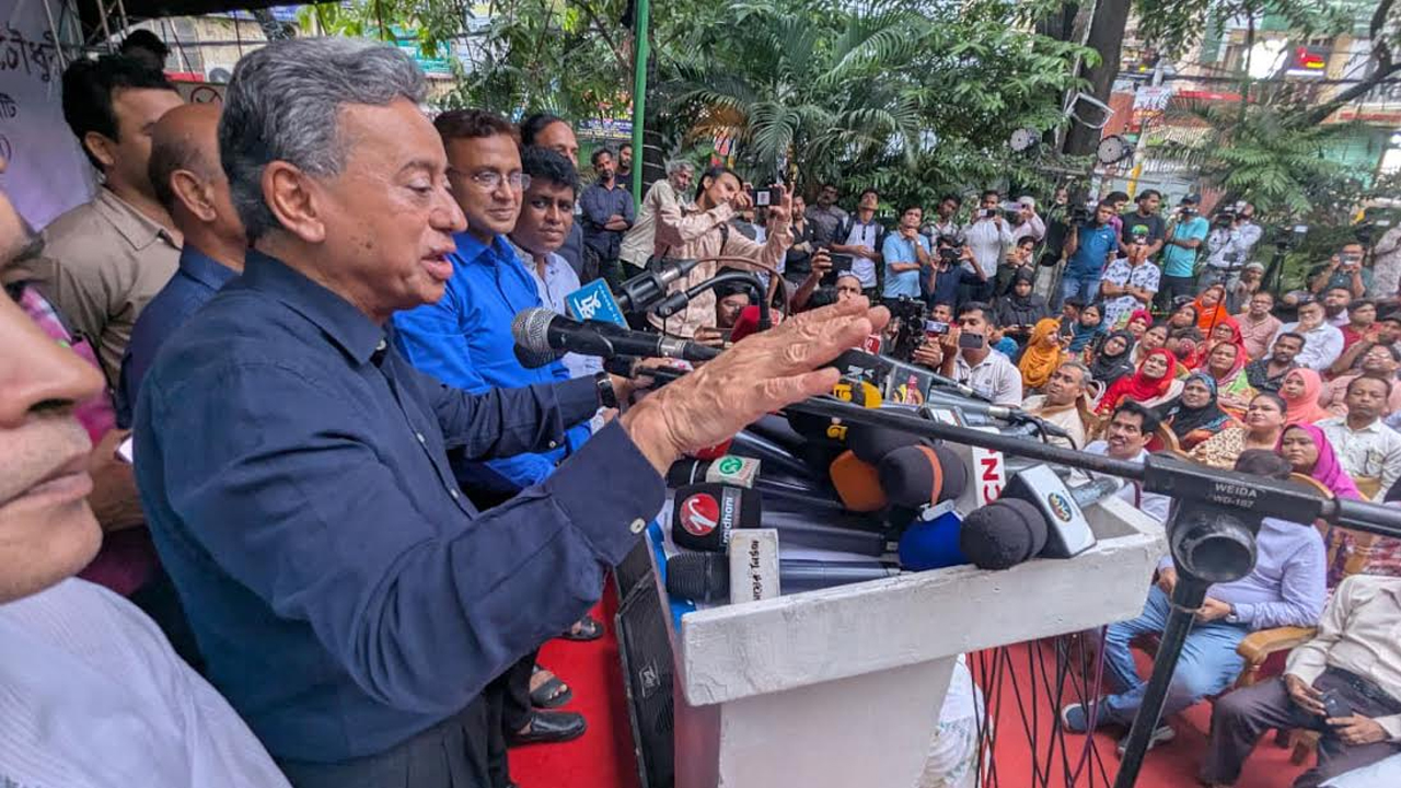 বক্তব্য রাখছেন আমীর খসরু মাহমুদ চৌধুরী