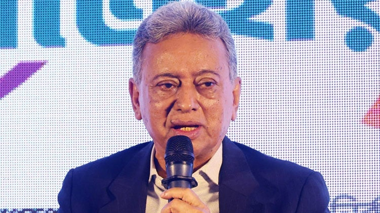 বক্তব্য রাখছেন আমীর খসরু মাহমুদ চৌধুরী