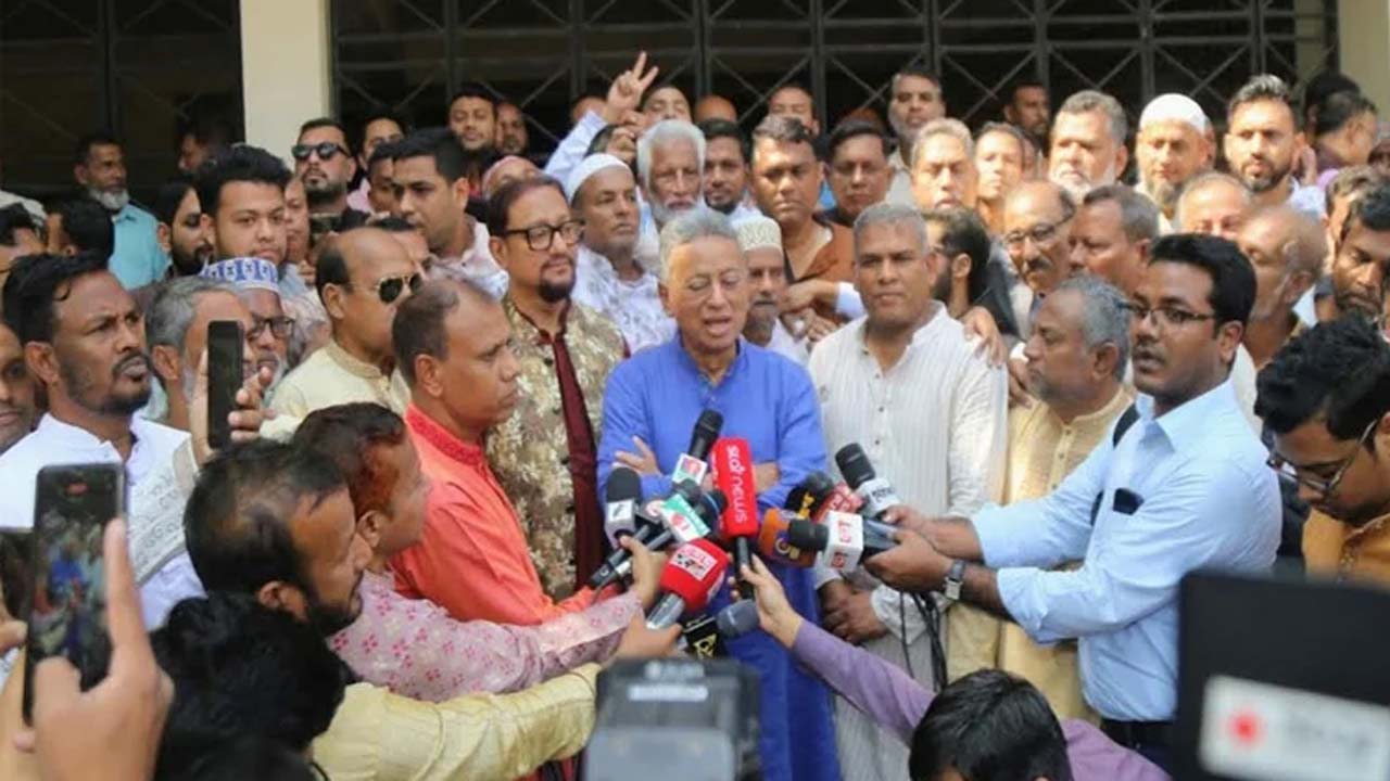 অর্থমন্ত্রী আমীর খসরু মাহমুদ চৌধুরী চট্টগ্রাম নগরে বন্দর ব্যবহারকারী সংগঠনের প্রতিনিধি, শীর্ষ ব্যবসায়ী, চট্টগ্রাম বন্দর কর্তৃপক্ষ ও চট্টগ্রাম কাস্টমস হাউস-এর ঊর্ধ্বতন কর্মকর্তাদের সাথে মতবিনিময় করেন