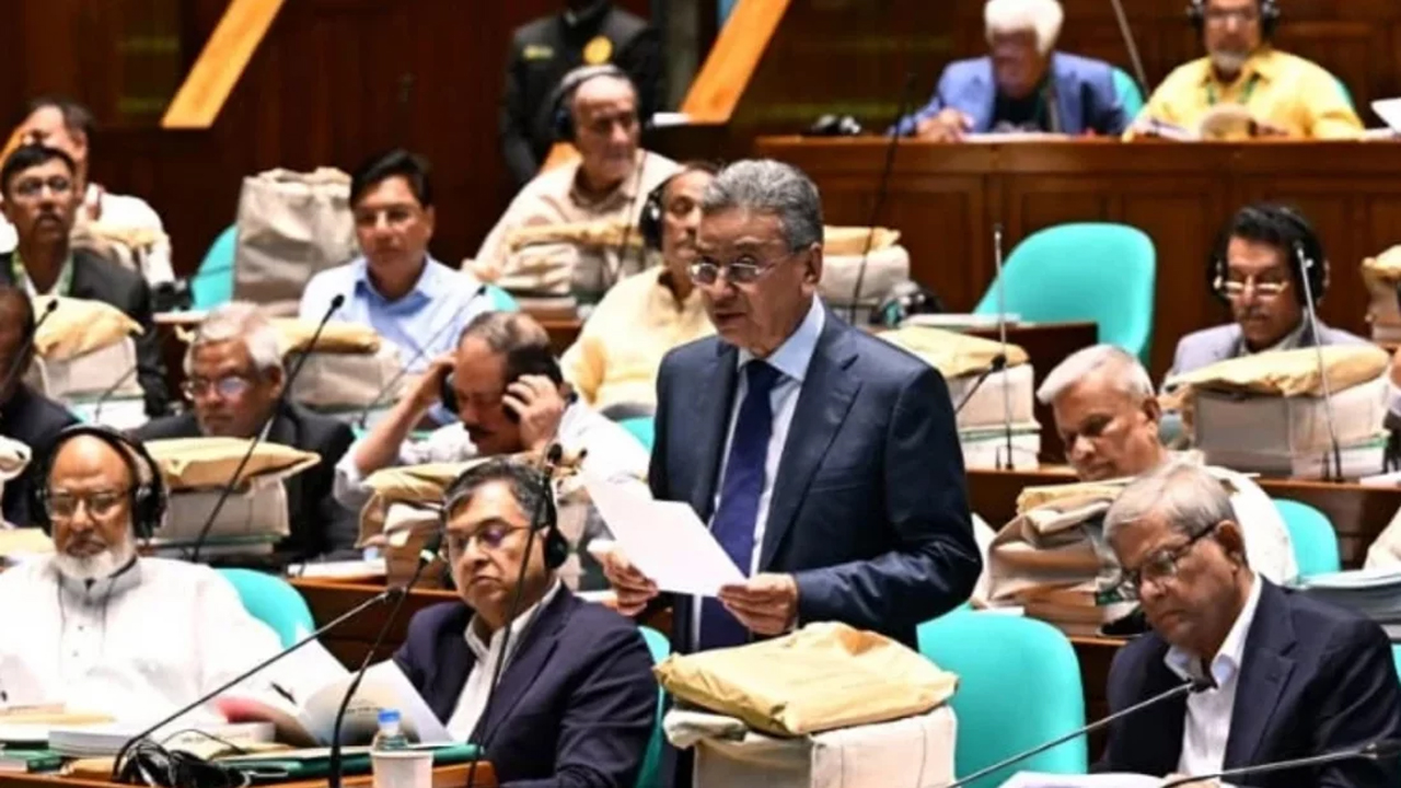 সংসদে বক্তব্য দিচ্ছেন পরিকল্পনামন্ত্রী আমির খসরু মাহমুদ চৌধুরী