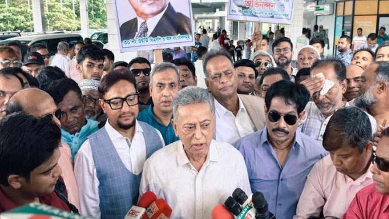 সাংবাদিকদের সাথে কথা বলছেন