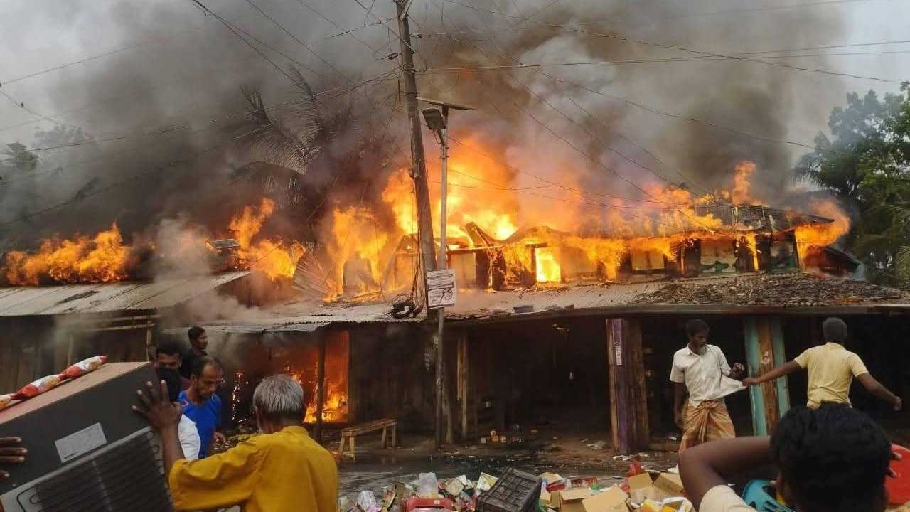 আমতলী উপজেলার গাজীপুর বন্দরের বাঁধঘাটে আগুনে পুড়ে গেছে ৭টি দোকান
