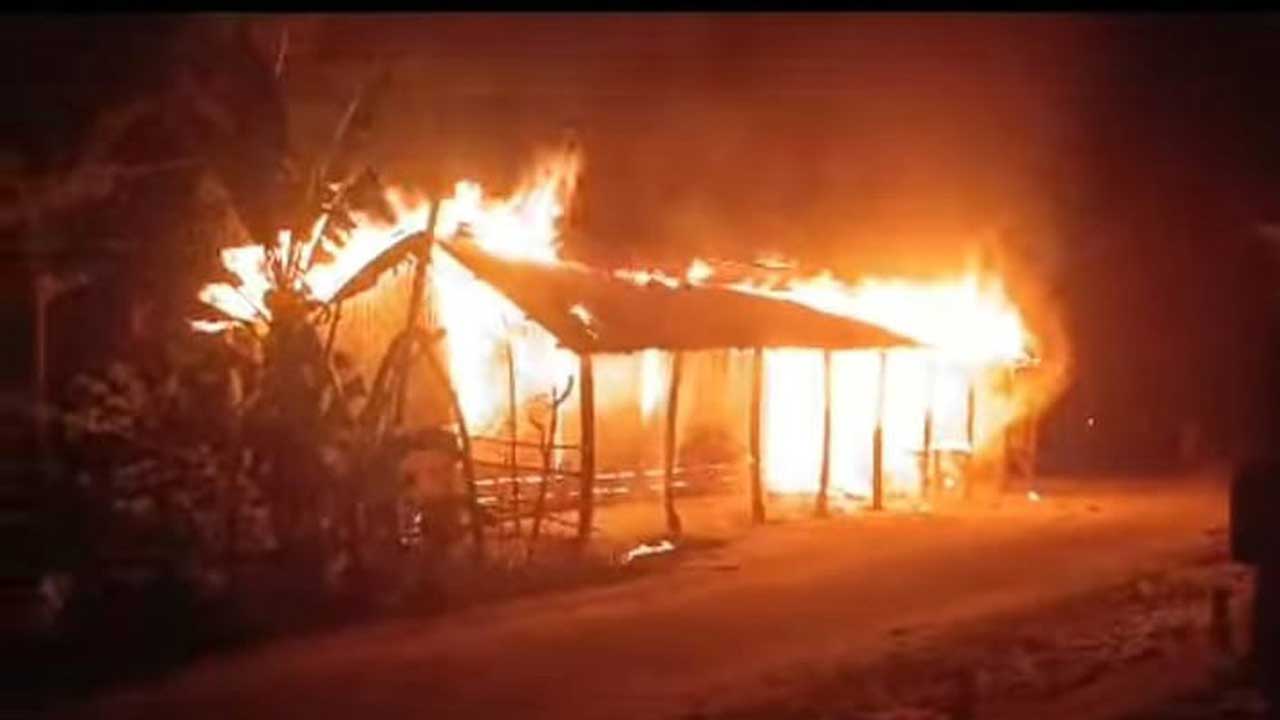 আমতলীতে দুর্বৃত্তের আগুনে চারটি দোকান পুড়ে ছাই হয়ে যায়