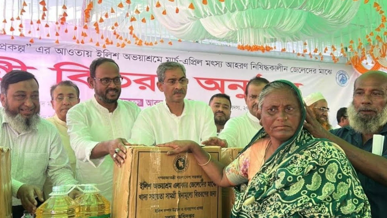 জেলে পরিবারের সরকারি সহায়তা তুলে দেন পানিসম্পদ মন্ত্রী শহীদউদ্দীন চৌধুরী এ্যানি