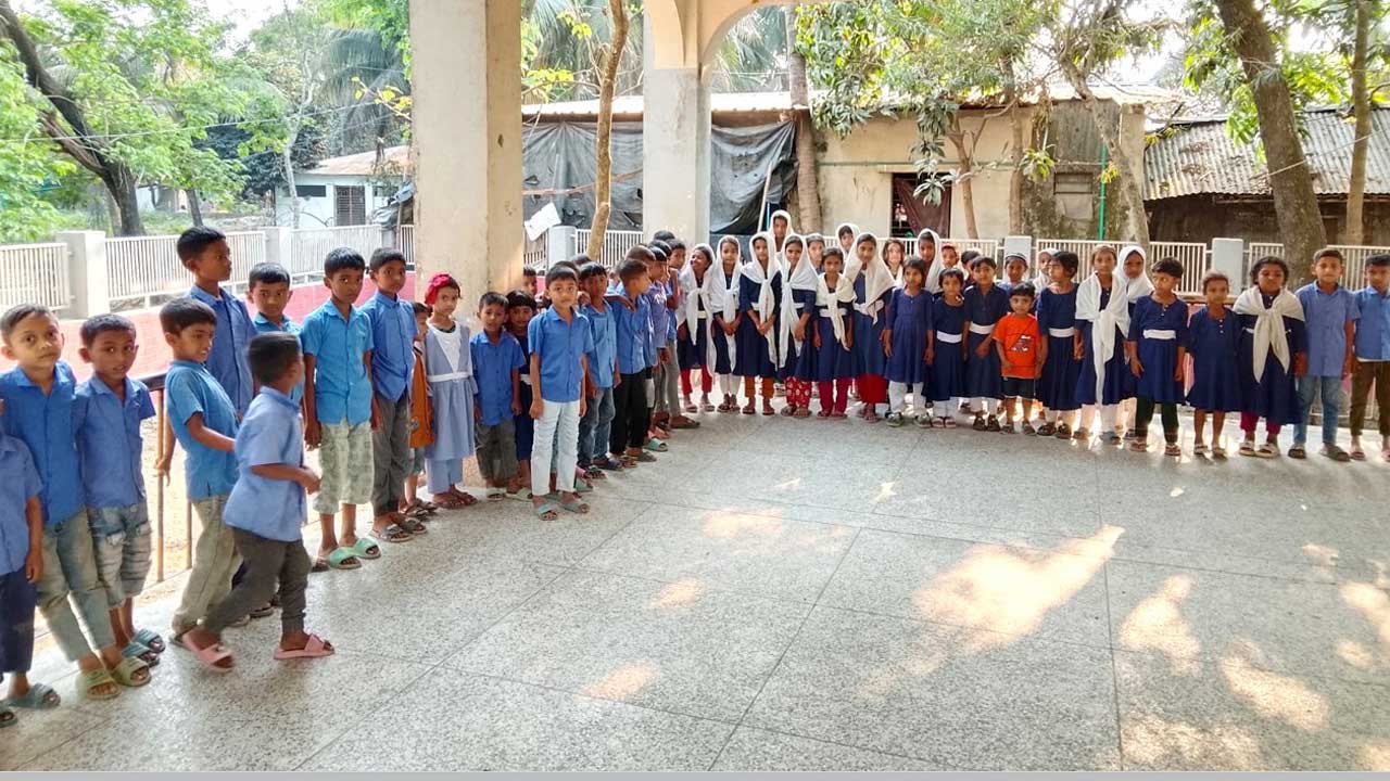 স্কুল শেষ হওয়ার পরও মিড ডে মিলের জন্য অপেক্ষমান মধ্য গহিরা সরকারি প্রাথমিক বিদ্যালয়ের শিক্ষার্থীরা