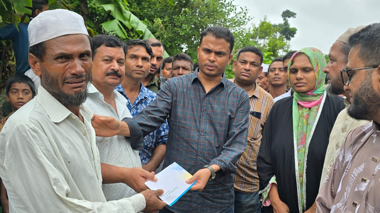 প্রশাসনের পক্ষ থেকে ইশতিয়াকের পরিবারকে সহয়তা প্রদান