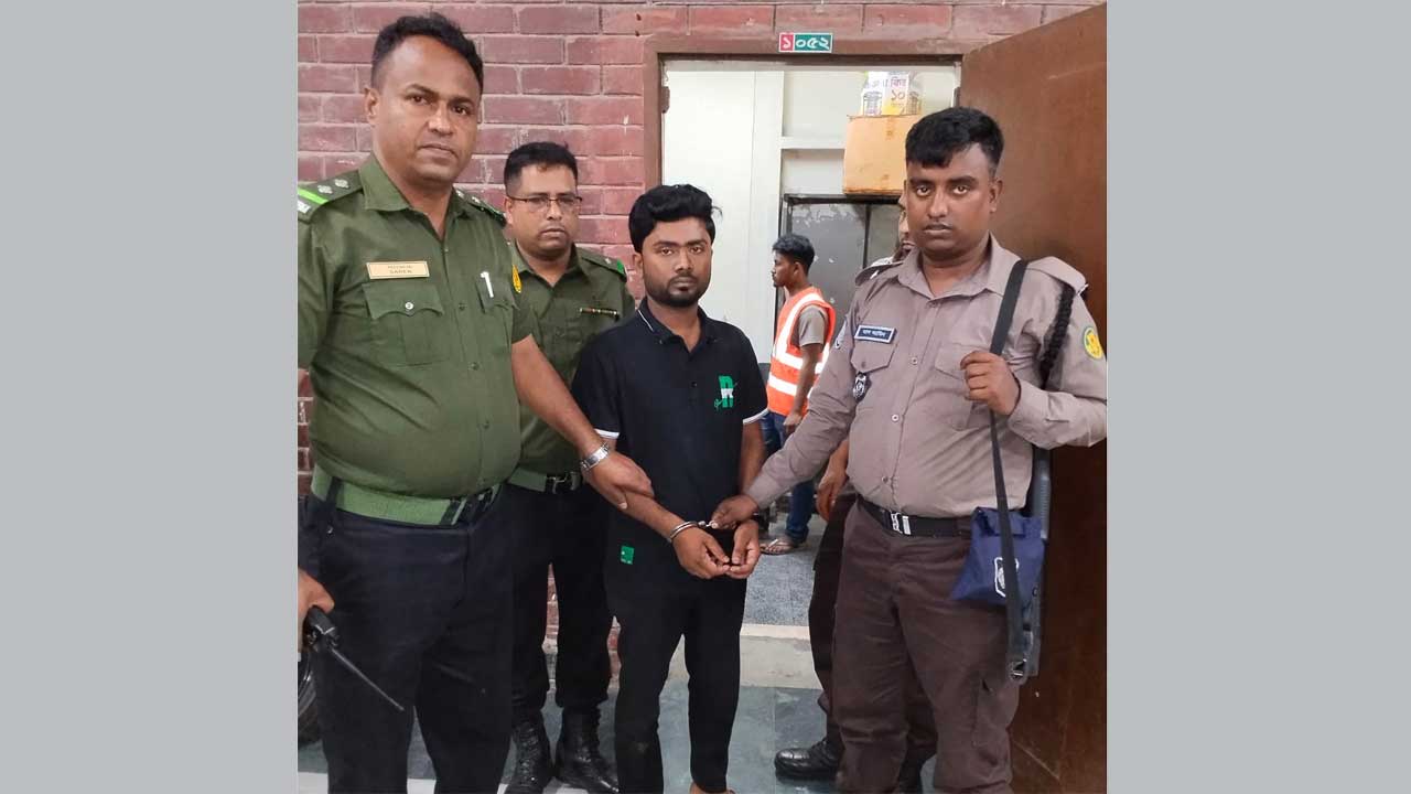 রাজধানীর শেরেবাংলা নগরে আনসার সদস্যদের হাতে আটক ছিনতাইকারী