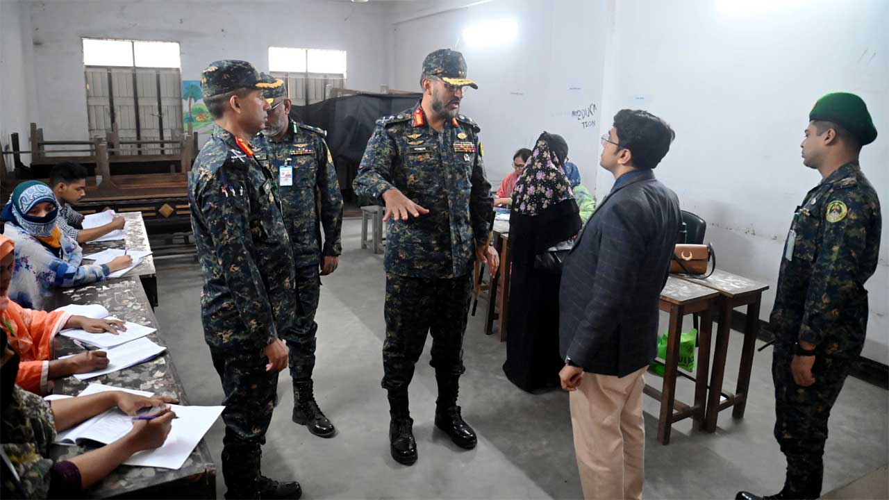 আনসার ও গ্রাম প্রতিরক্ষা বাহিনীর মহাপরিচালক মেজর জেনারেল আবদুল মোতালেব সাজ্জাদ মাহমুদ রাজধানীর বিভিন্ন ভোটকেন্দ্র পরিদর্শন করেন