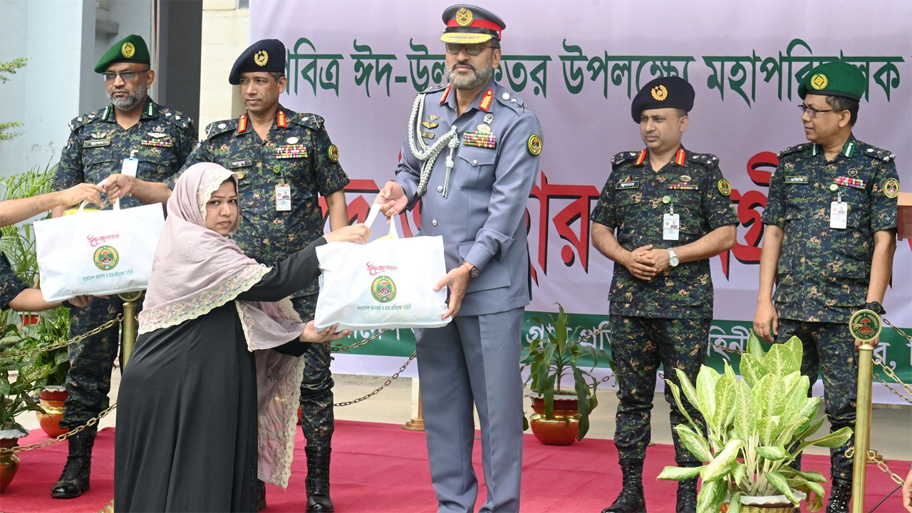 সদস্যদের মাঝে ঈদ উপহার বিতরণ করেন আনসার-ভিডিপির মহাপরিচালক মেজর জেনারেল আবদুল মোতালেব সাজ্জাদ মাহমুদ