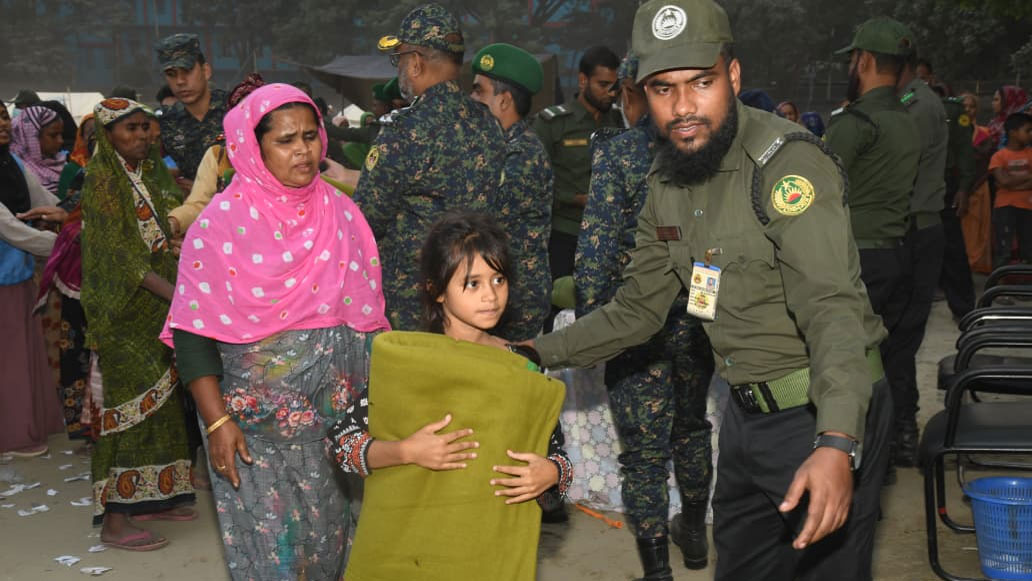 কড়াইল অগ্নিকাণ্ডে ক্ষতিগ্রস্তদের মাঝে আনসার–ভিডিপির শীতবস্ত্র বিতরণ
