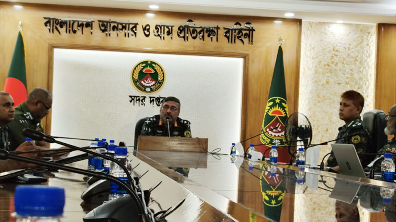 সংবাদ সম্মেলনে আনসার ও গ্রাম প্রতিরক্ষা বাহিনীর মহাপরিচালক মেজর জেনারেল আবদুল মোতালেব সাজ্জাদ মাহমুদ