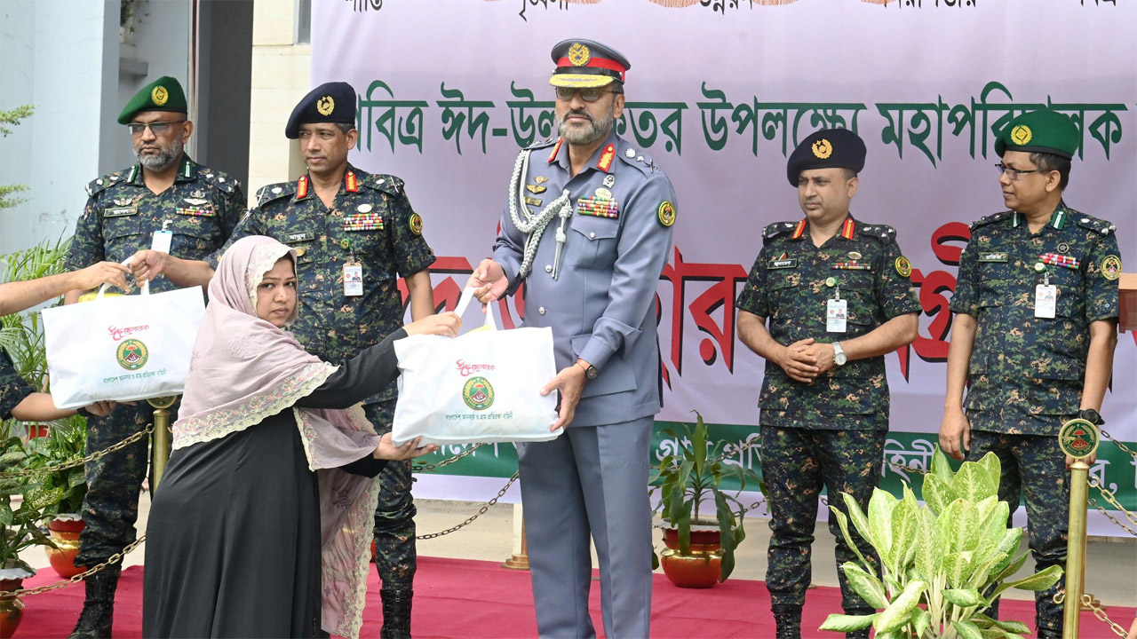 ঈদ উপহারসামগ্রী বিতরণ করেন মহাপরিচালক মেজর জেনারেল আবদুল মোতালেব সাজ্জাদ মাহমুদ