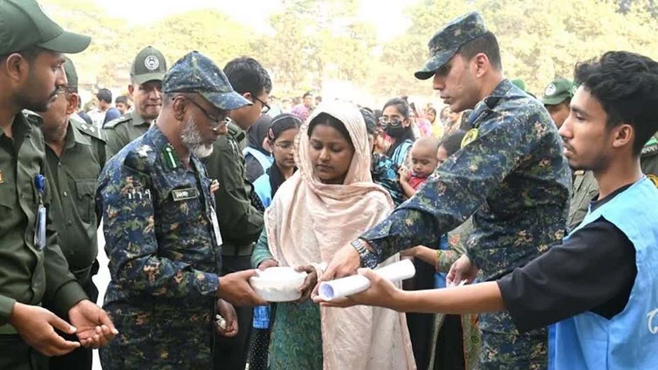আগুনে ক্ষতিগ্রস্ত কড়াইলবাসীর জন্য জরুরি মানবিক সেবাকেন্দ্র চালু করল আনসার-ভিডিপি