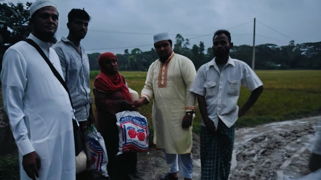 আনোয়ারায় বন্যার্তদের পাশে আল্লামা এরশাদ উল্লাহ (রহ.) ফাউন্ডেশন