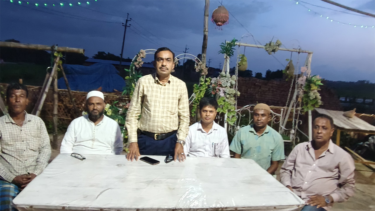 সাংবাদিকদের সাথে মতবিনিময়কালে খোরশেদুল আলম