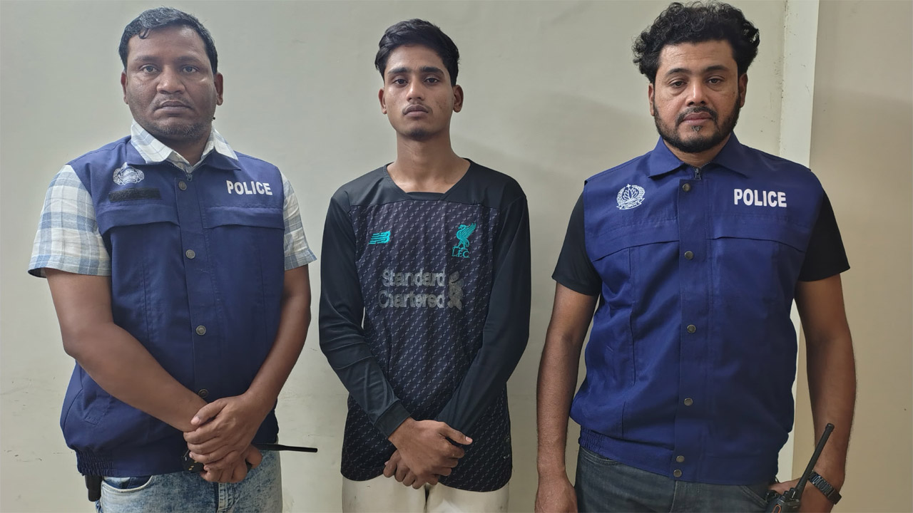 পুলিশ হেফাজতে অভিযুক্ত কিশোর মো: জাবেদুল ইসলাম জাবেদ (১৭)