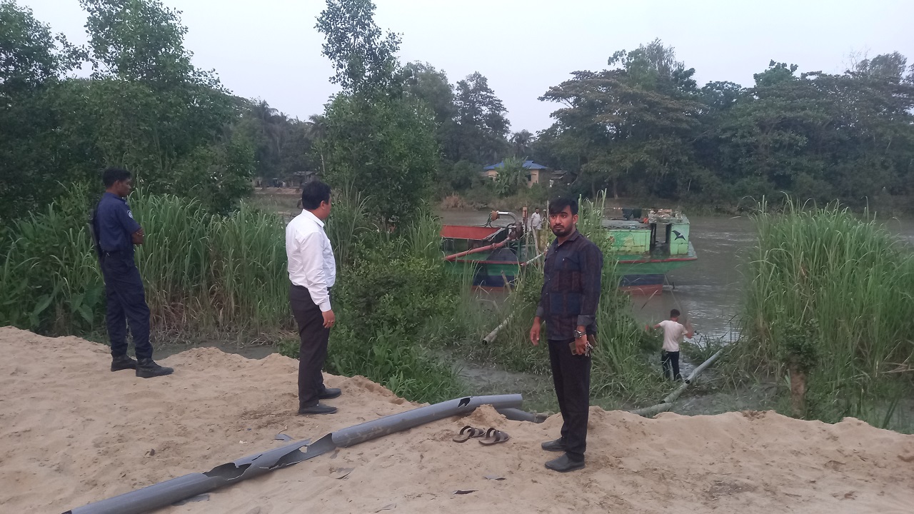 আনোয়ারায় প্রশাসনের অভিযানে ড্রেজার জব্দ