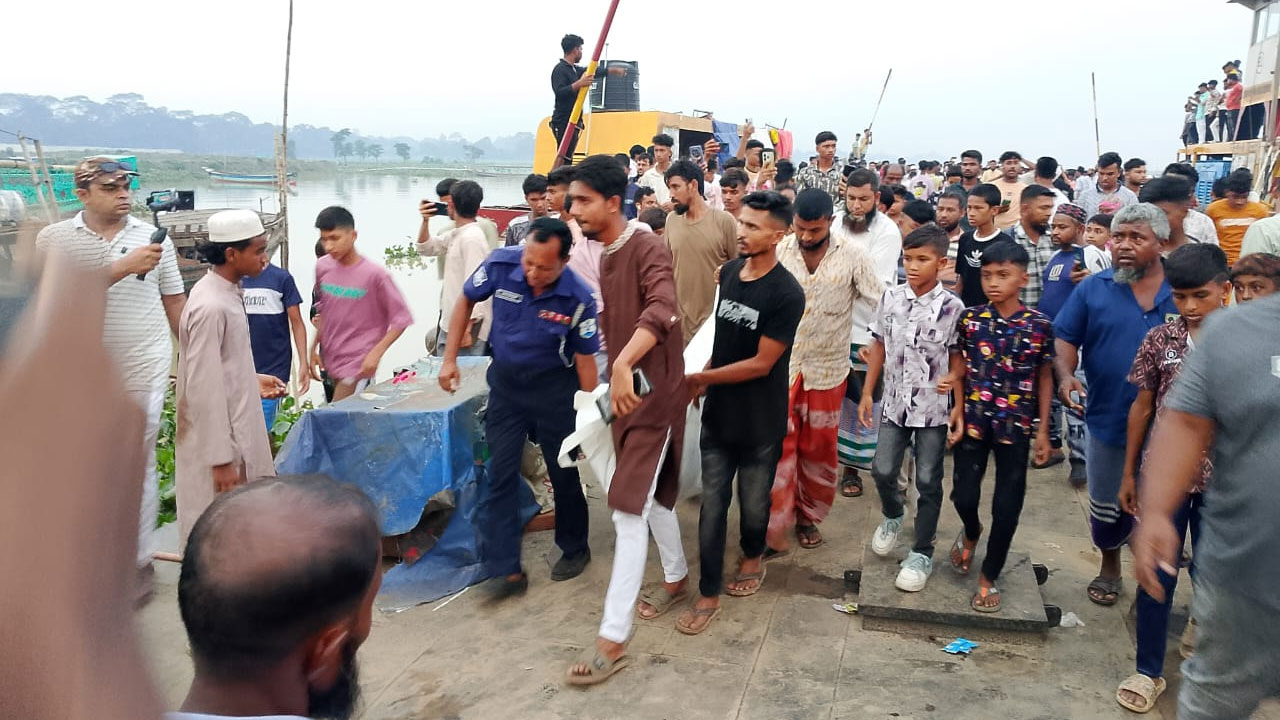 নিহতদের লাশ উদ্ধার করে নিয়ে যাওয়া হচ্ছে