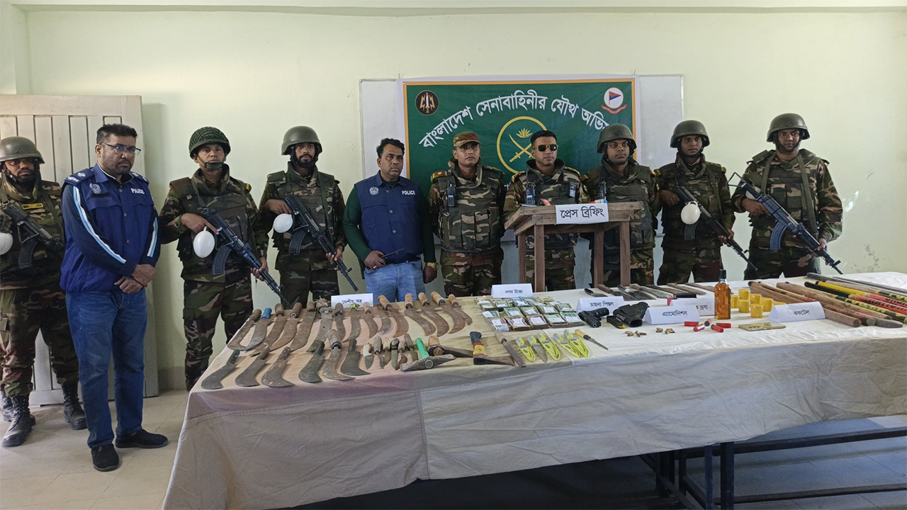 অস্ত্র উদ্ধারের ব্যাপারে প্রেস ব্রিফিং