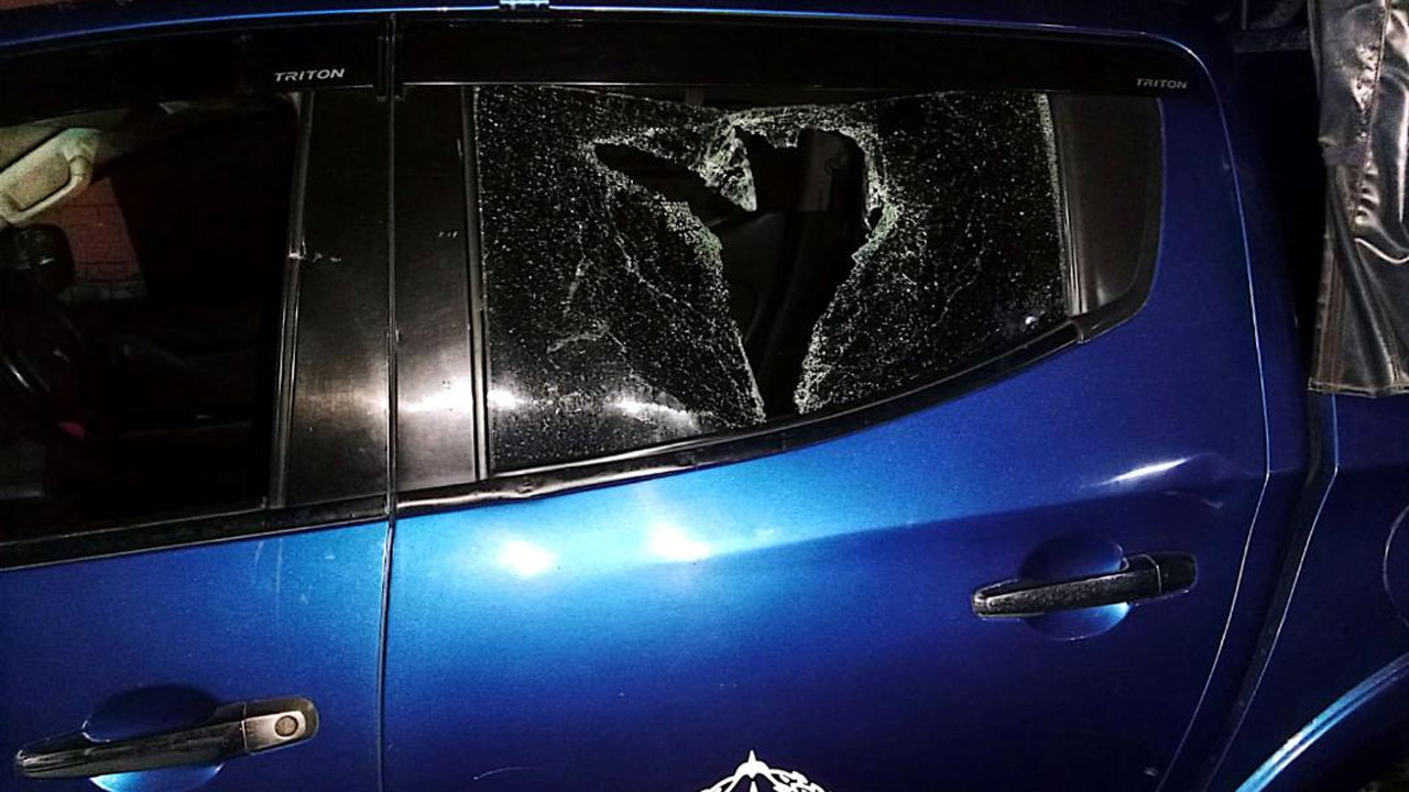 ভাংচুর হওয়া ওসির গাড়ি