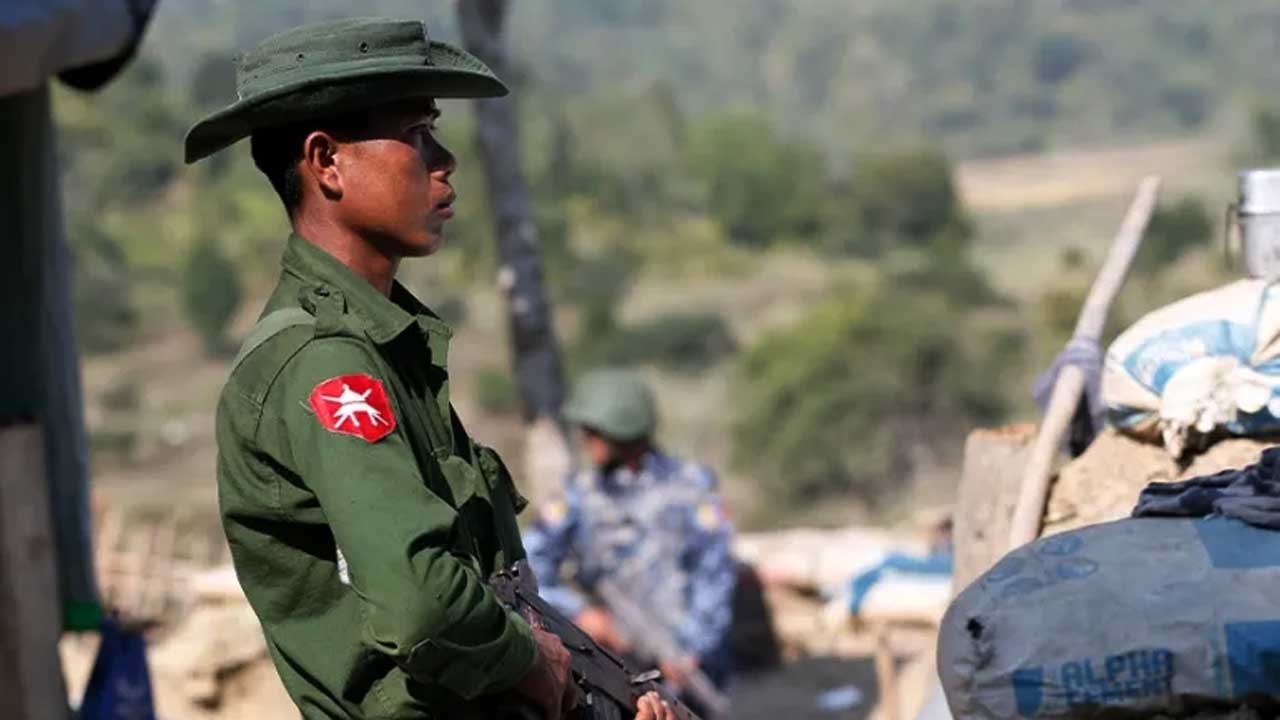 অস্ত্র হাতে আরাকান আর্মির এক সদস্য
