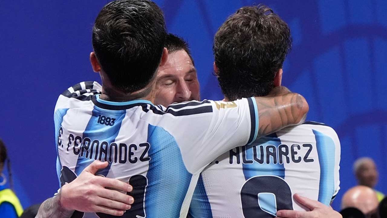 নাটকীয়ভাবে মিসরকে ৩-২ গোলে হারানোর পর মেসিকে ঘিরে আর্জেন্টিনার খেলোয়াড়দের উদযাপন
