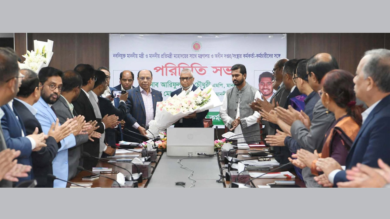 প্রবাসী কল্যাণ ও বৈদেশিক কর্মসংস্থান এবং শ্রম ও কর্মসংস্থান মন্ত্রী আরিফুল হক চৌধুরীকে মন্ত্রণালয়ে শুভেচ্ছা জানানো হচ্ছে