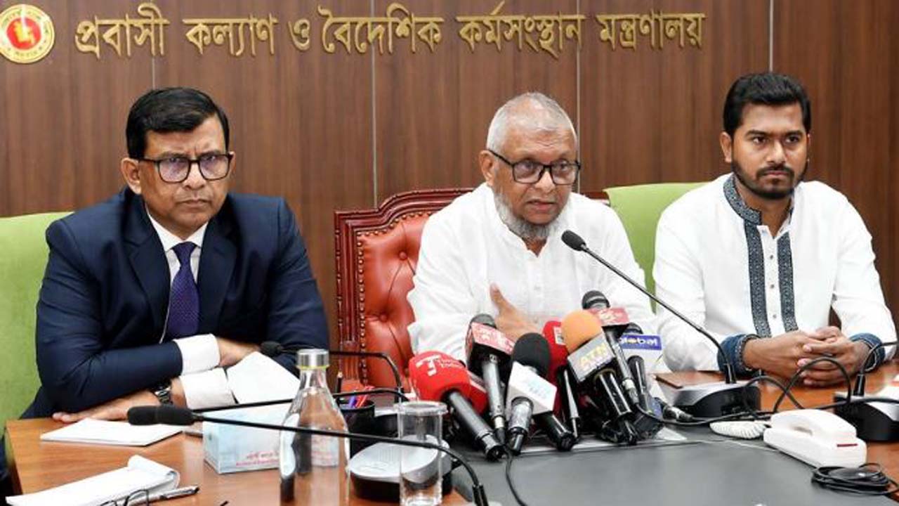 সাংবাদিকদের ব্রিফ করছেন প্রবাসীকল্যাণ মন্ত্রী আরিফুল হক