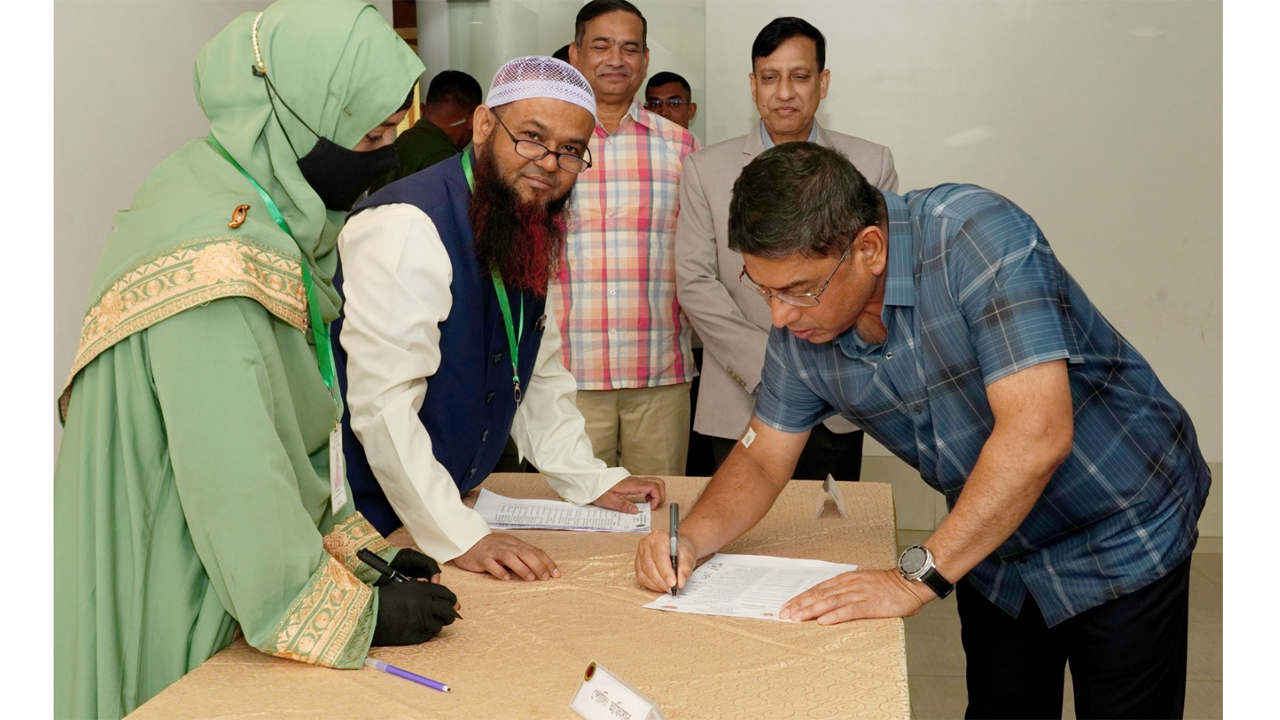 বাংলাদেশ গলফ ফেডারশনের কার্যনির্বাহী কমিটির নির্বাচন ও ইফতার মাহফিলে নিজের উপস্থিতি স্বাক্ষর করছেন সেনাপ্রধান জেনারেল ওয়াকার-উজ-জামান
