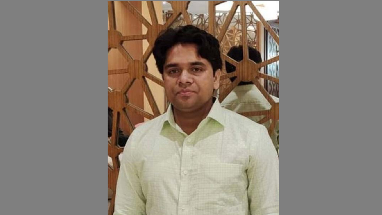 খামারবাড়ির বরখাস্ত কর্মচারী আরমানের দেশত্যাগে নিষেধাজ্ঞা