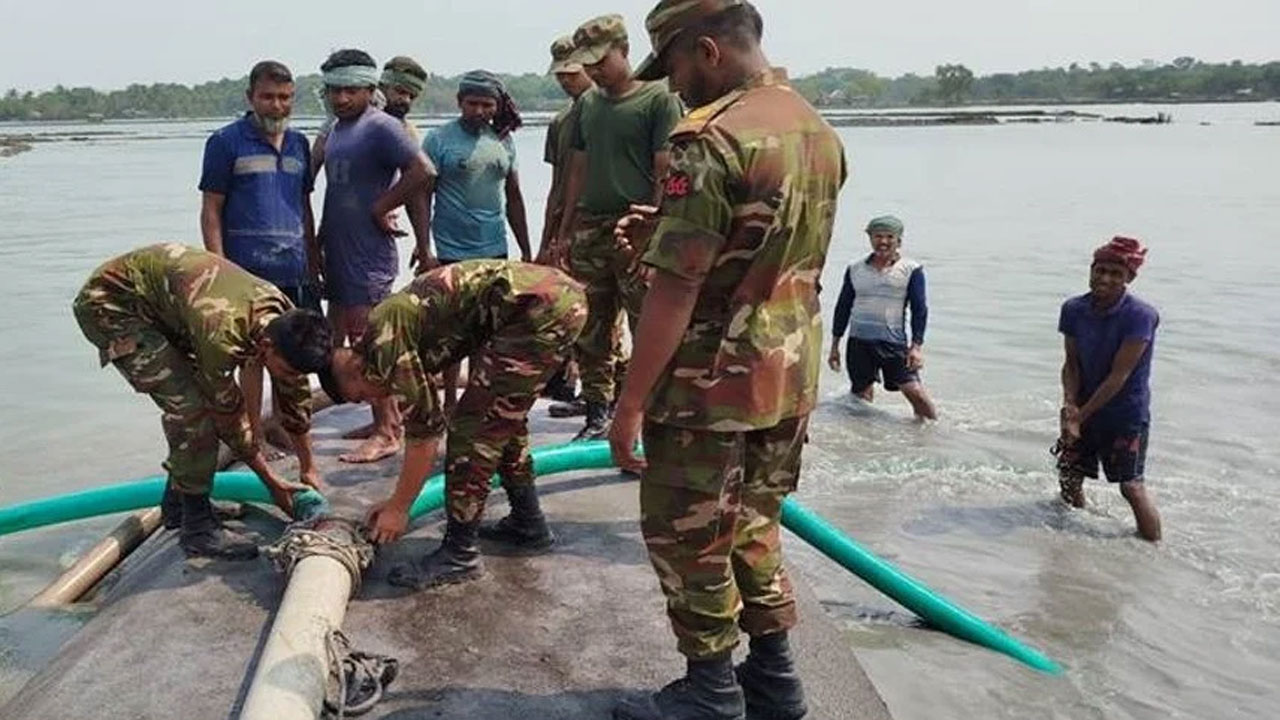 সাতক্ষীরার ভেঙে যাওয়া বেড়িবাঁধ ও প্লাবিত এলাকায় দুর্যোগ মোকাবেলায় কাজ করছে বাংলাদেশ সেনাবাহিনী