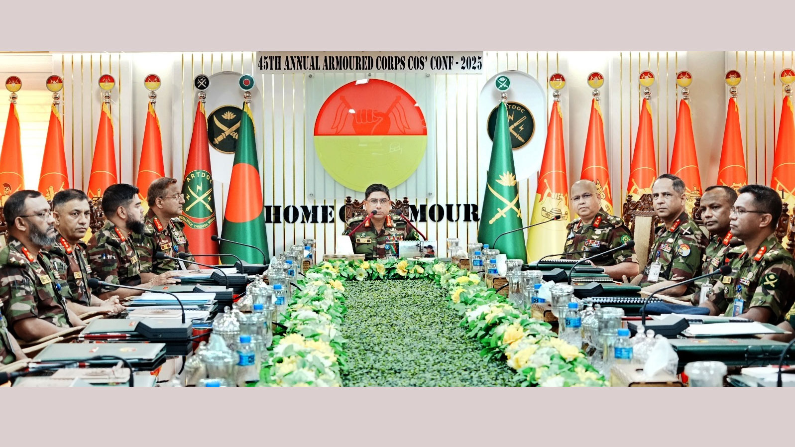 কথা বলছেন সেনাবাহিনী প্রধান জেনারেল ওয়াকার-উজ-জামান