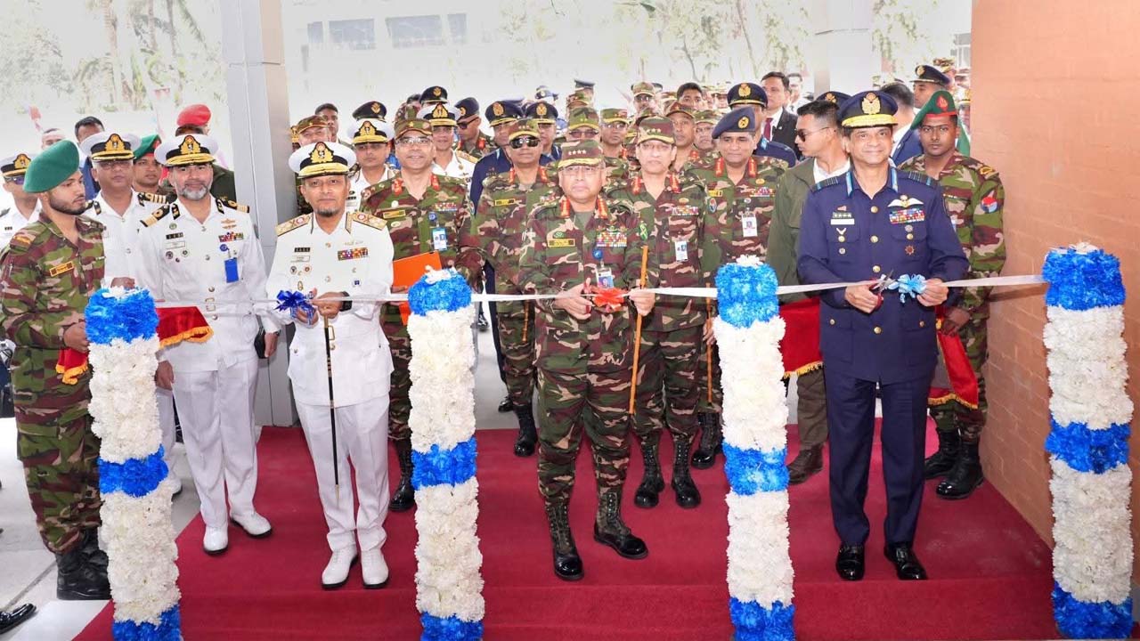 আর্মড ফোর্সেস ওয়ার কোর্স উইং উদ্বোধন করেছেন তিন বাহিনী প্রধান