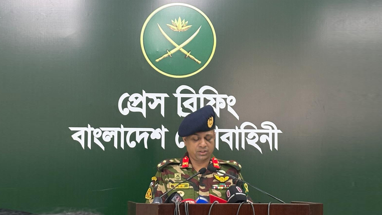 ব্রিফ করছেন সেনাসদরের মিলিটারি অপারেশন পরিদফতরের কর্নেল মো: শফিকুল ইসলাম