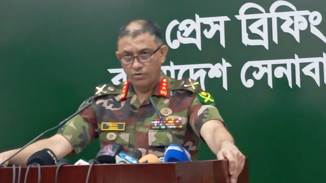 ব্রিফিং করছেন জেনারেল মেজর জেনারেল মো: হাকিমুজ্জামান